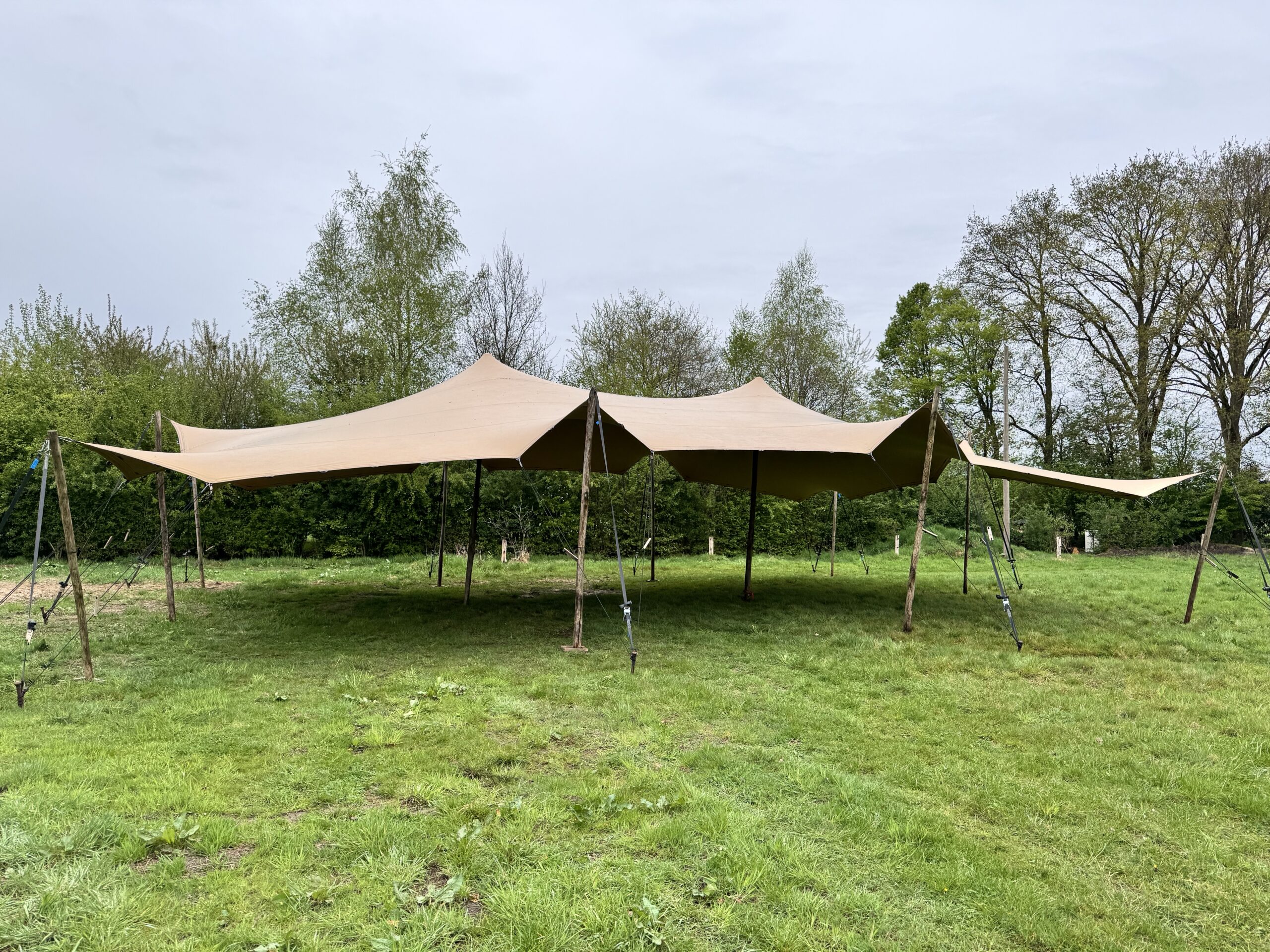 Stretchtent op een grasveld