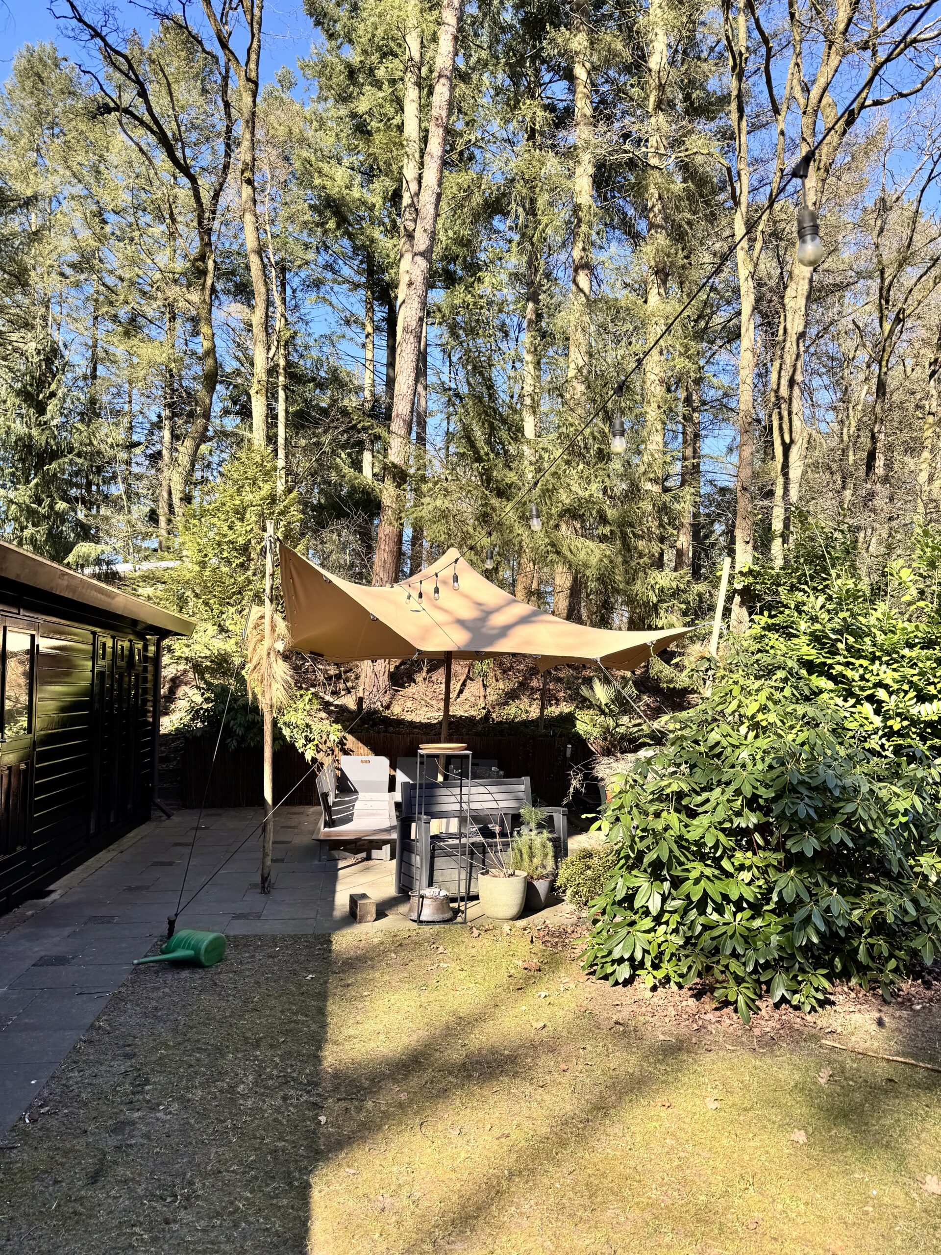 kleine stretchtent in tuin