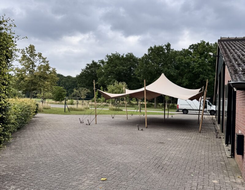 Stretchtent op stenen ondergrond
