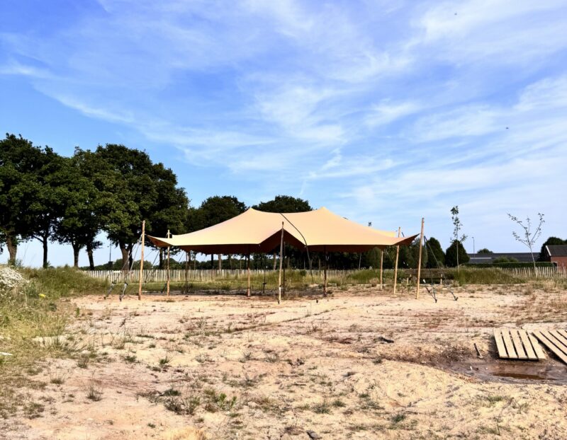 Stretchtent op zandvlakte
