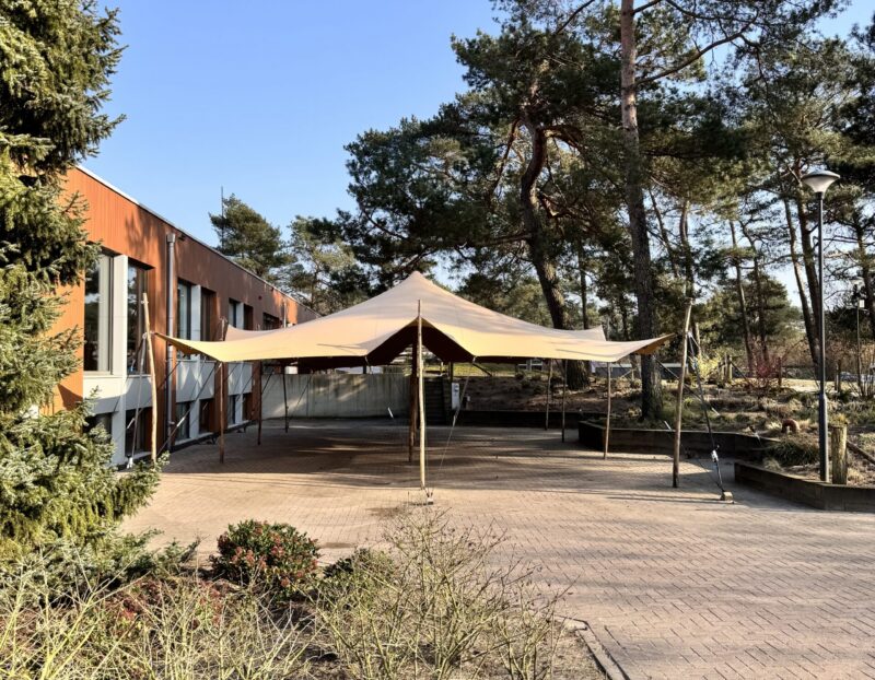 Stretchtent op stenen ondergrond